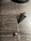 Pendule de divination en métal bronze avec chaîne pour radiesthésie, équilibrage des chakras, Reiki, méditation et pratiques ésotériques.