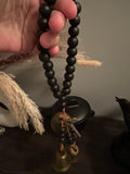 Cloche de sorcière avec perles en bois et clés magiques anciennes suspendue pour la protection spirituelle, la décoration païenne et l’autel ésotérique.