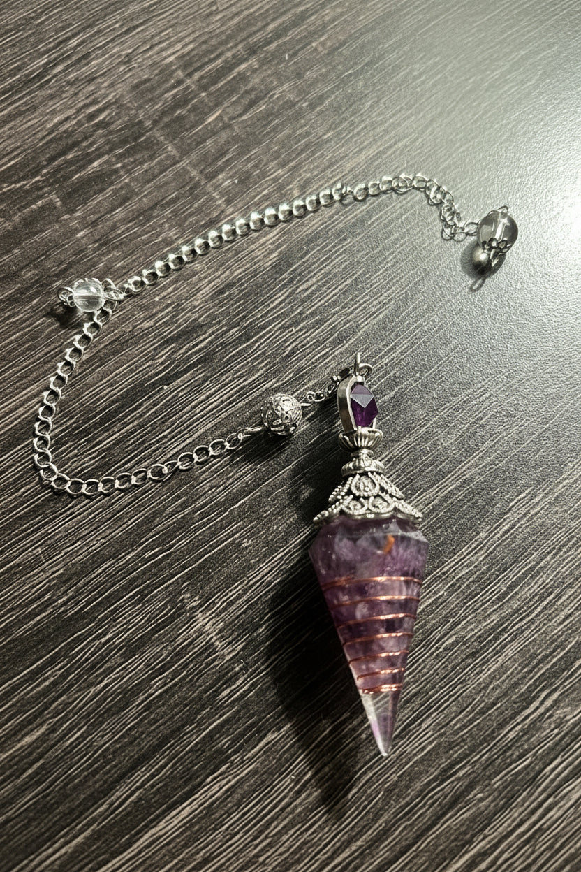 Pendule orgonite en améthyste naturelle avec chaîne de 25 cm pour divination, radiesthésie, Reiki et pratiques ésotériques.