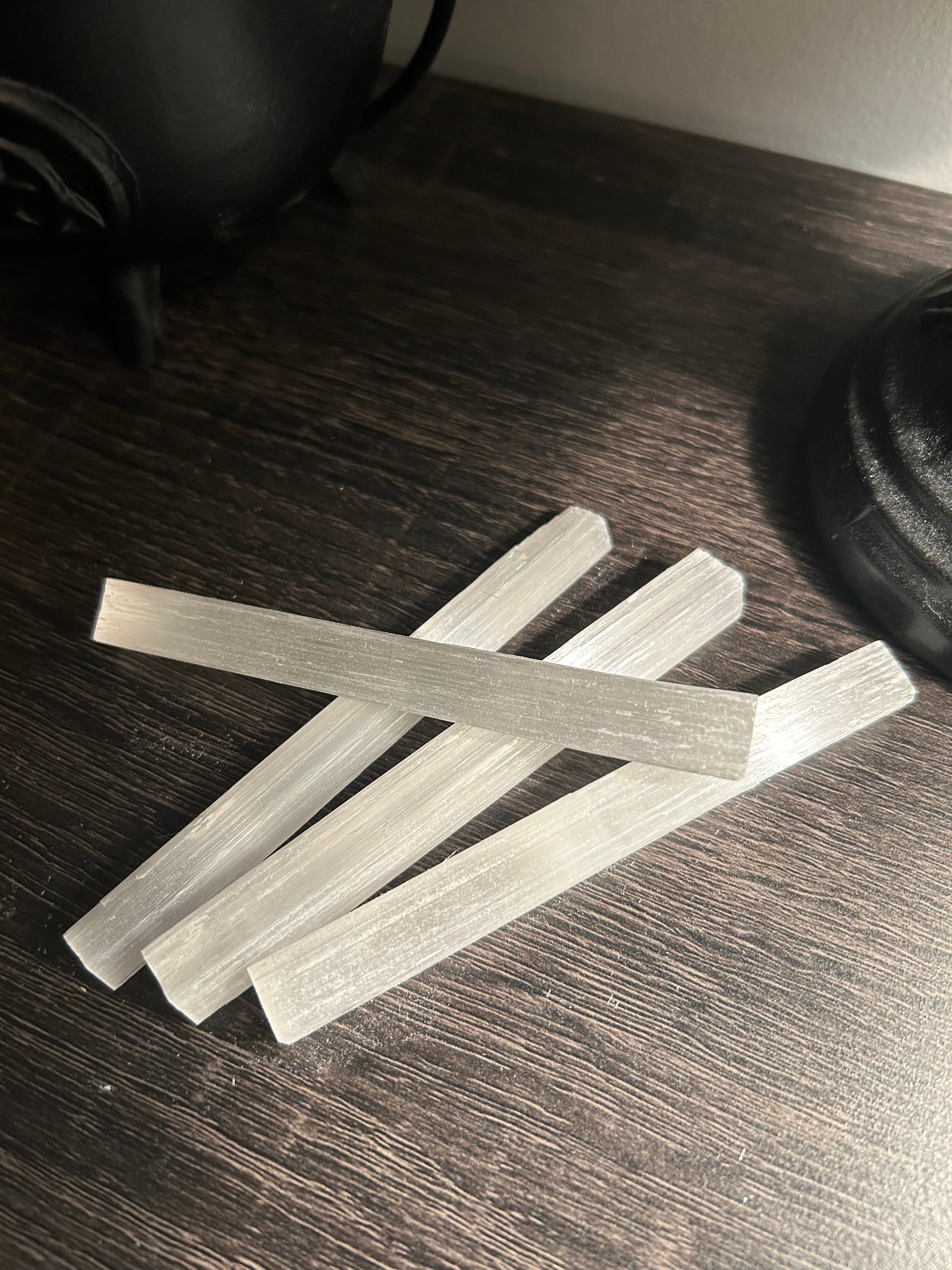 Baguette de cristal de sélénite naturelle de 4 pouces utilisée pour la purification énergétique, la recharge des cristaux, le Reiki et les rituels de sorcellerie.