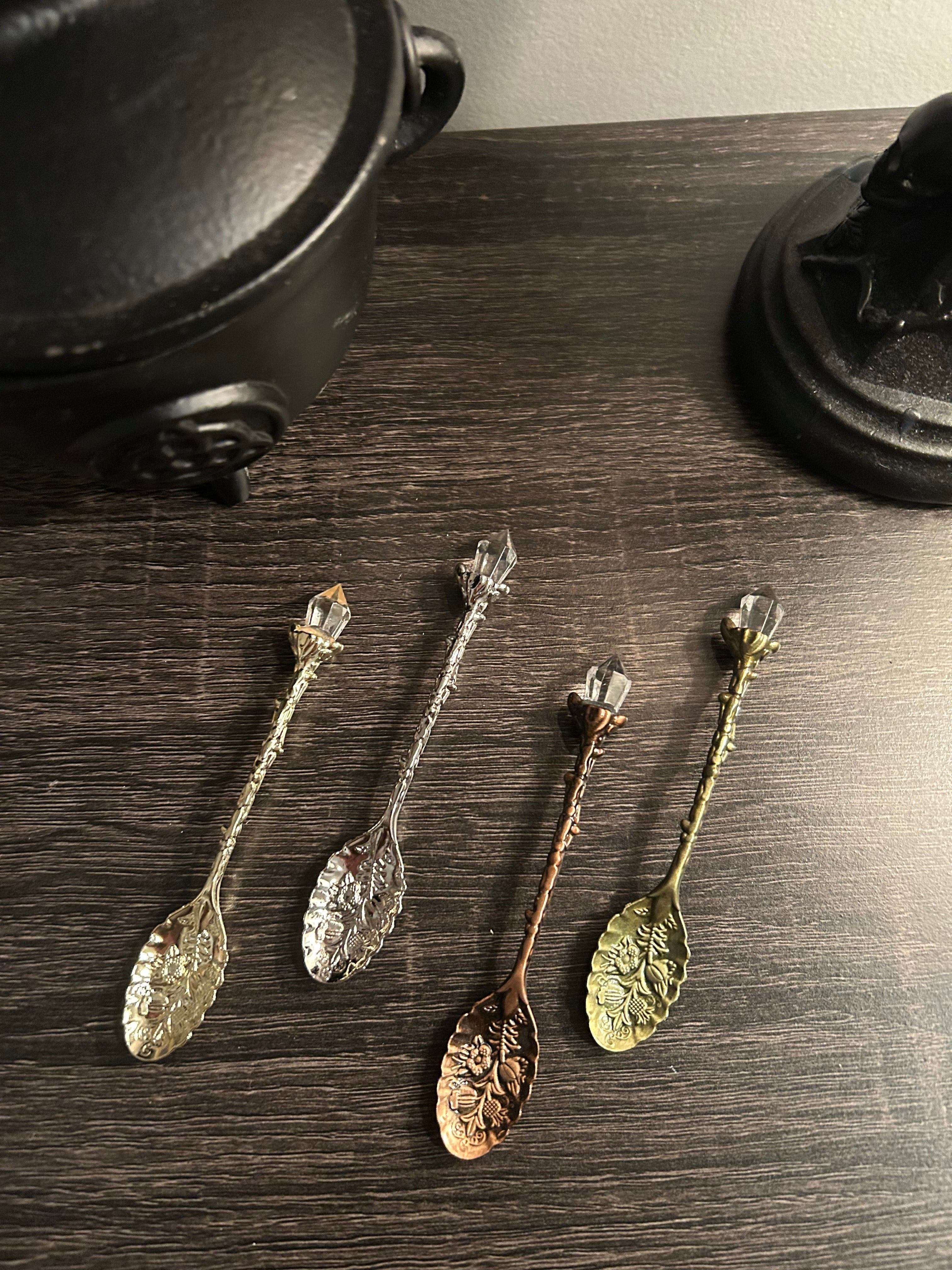 Cuillère vintage sculptée de 11 cm avec cristal décoratif, en alliage de zinc, disponible en finition bronze, or, argent ou brun rougeâtre pour rituels, autels et sorcellerie.