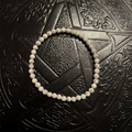 Bracelet en howlite naturelle 4 mm avec 44 perles blanches marbrées montées sur fil élastique pour adulte.