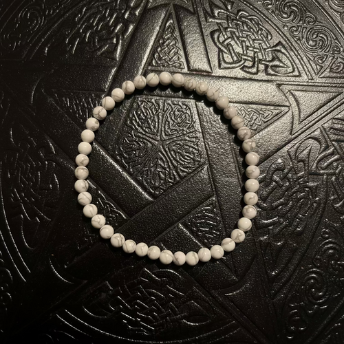 Bracelet en howlite naturelle 4 mm avec 44 perles blanches marbrées montées sur fil élastique pour adulte.
