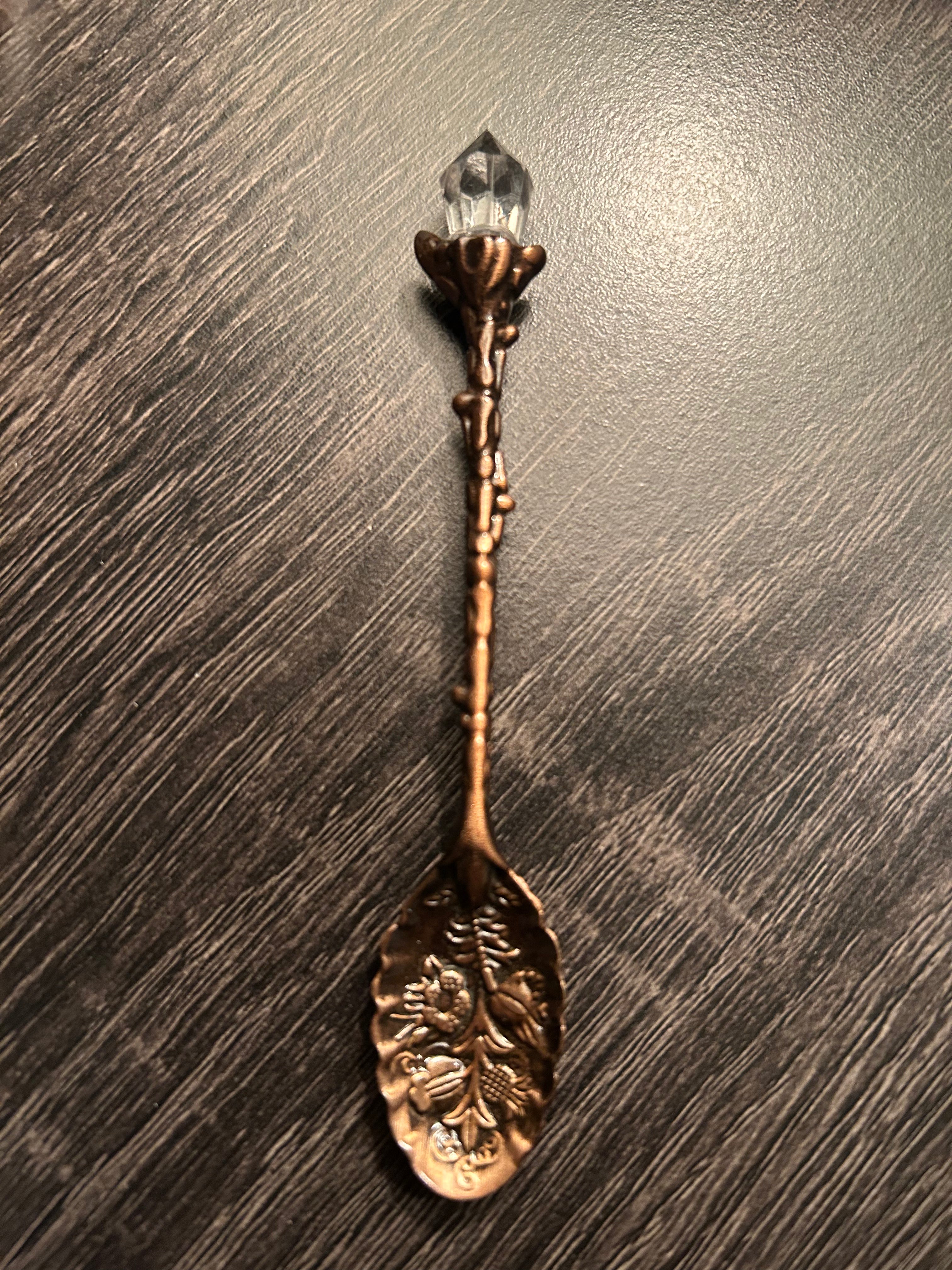 Cuillère vintage sculptée avec cristal – Accessoire pour autel, rituels et sorcellerie - Enchantement et Sortilèges