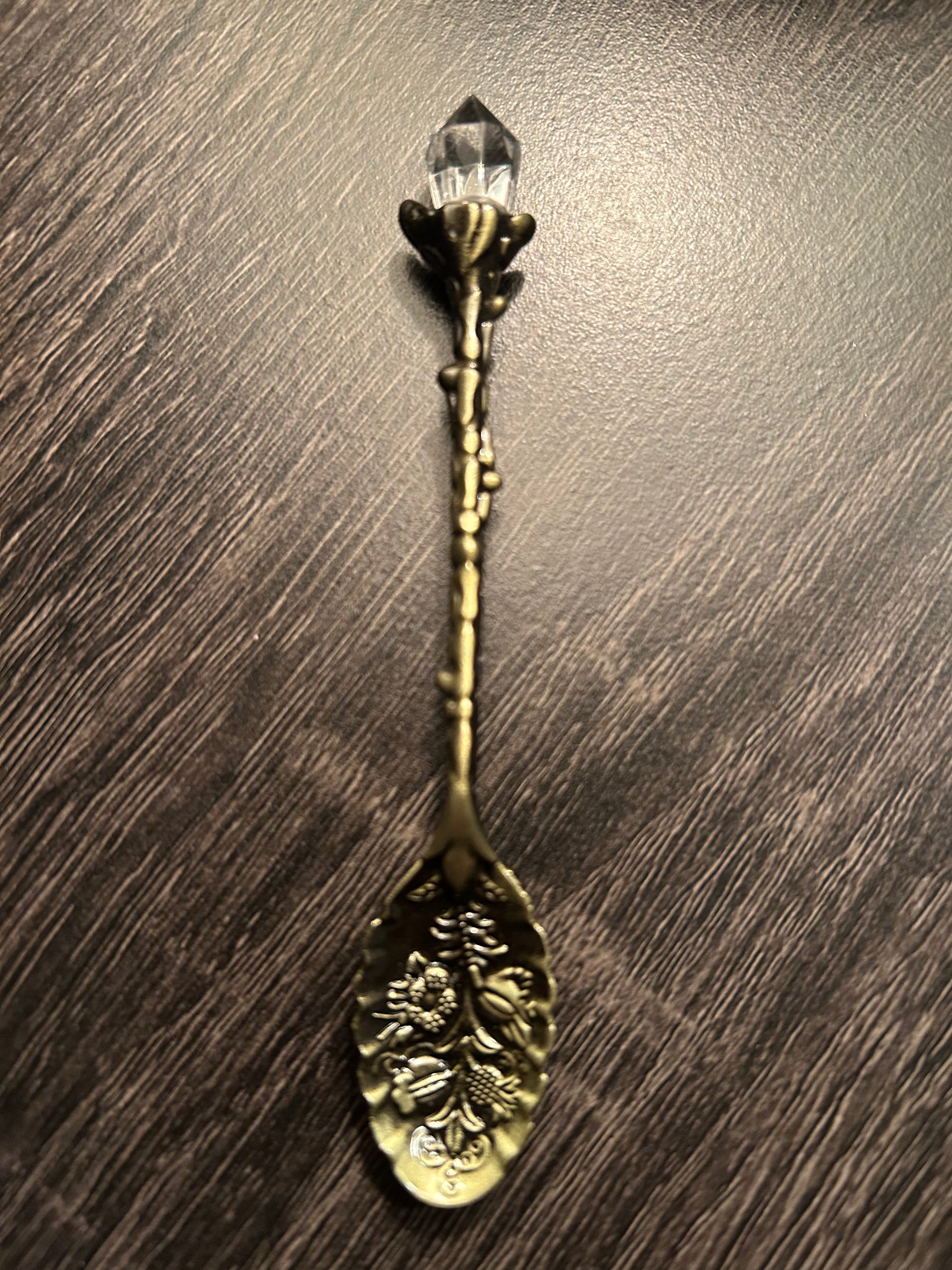Cuillère vintage sculptée avec cristal – Accessoire pour autel, rituels et sorcellerie - Enchantement et Sortilèges