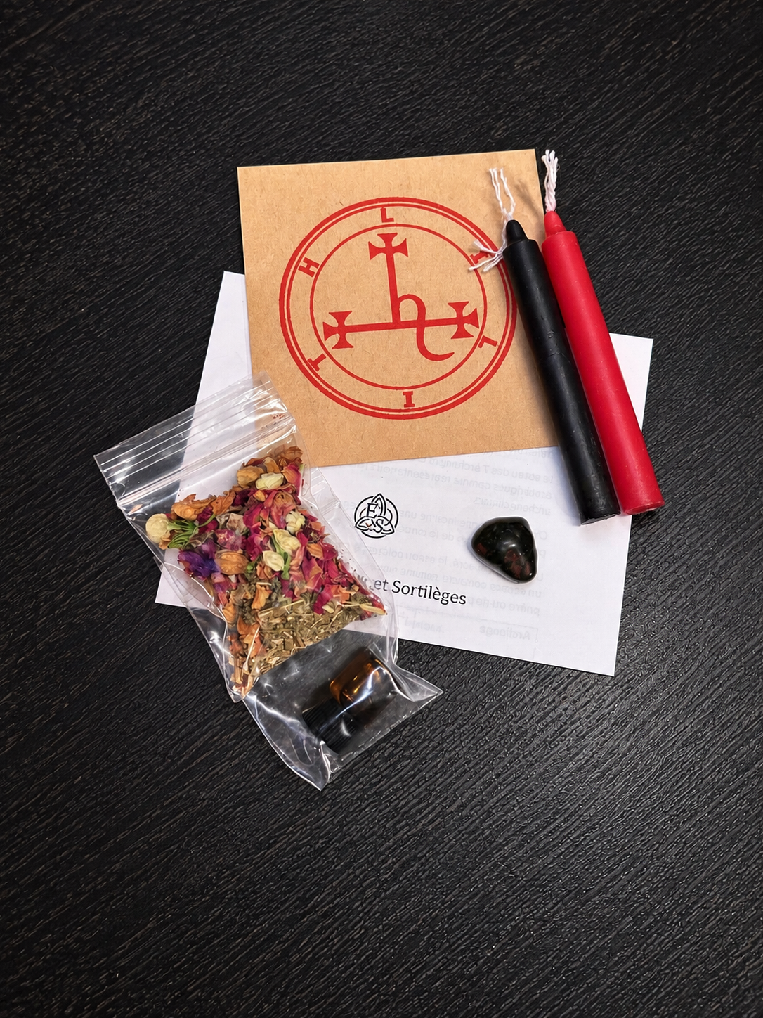 Kit rituel d’activation du Sceau de Lilith avec bougies noire et rouge, onyx noir, herbes, résines et huile rituelle de Lilith.
