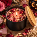 Bougie rituelle Charme d’Aphrodite rose avec hibiscus, pétales de rose et quartz rose pour amour, attraction et séduction.