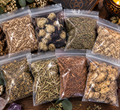 L’Herbier de la Sorcière, coffret de 8 plantes et herbes séchées pour rituels de sorcellerie : chardon-Marie, rue, chrysanthème, menthe, mauve noire, marguerite, chèvrefeuille et arnica.