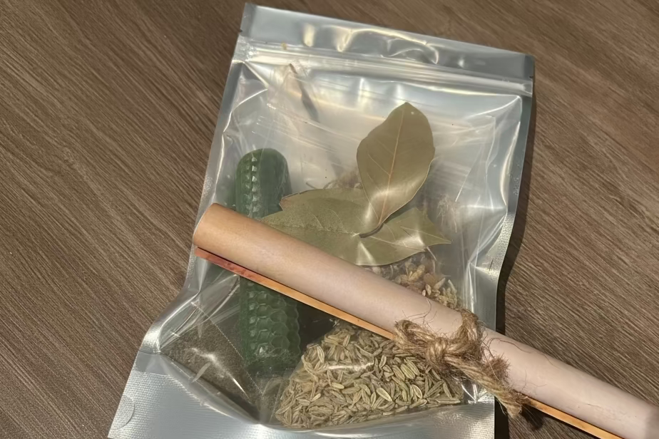 Kit Chaudronnée Magique pour attirer les entrées d’argent avec ingrédients rituels de prospérité et rituel inclus.