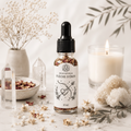 Huile rituelle Flèche d’Éros 10 ml dans une fiole en verre avec étiquette illustrée inspirée d’Éros, composée de plantes, fleurs et cristaux pour accompagner les rituels d’attraction, d’amour et de passion.