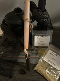 Kit rituel Samhain comprenant des herbes rituelles, une huile Samhain 5 ml, une pierre d’onyx noire, un bâton d’encens de myrrhe, une bougie carillon noire, un sachet noir et un parchemin de rituel sur fond clair.