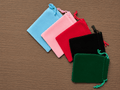Sachet en suède avec cordon – 9,1 × 7,1 cm - 1,00$ l’unité - Enchantement et Sortilèges