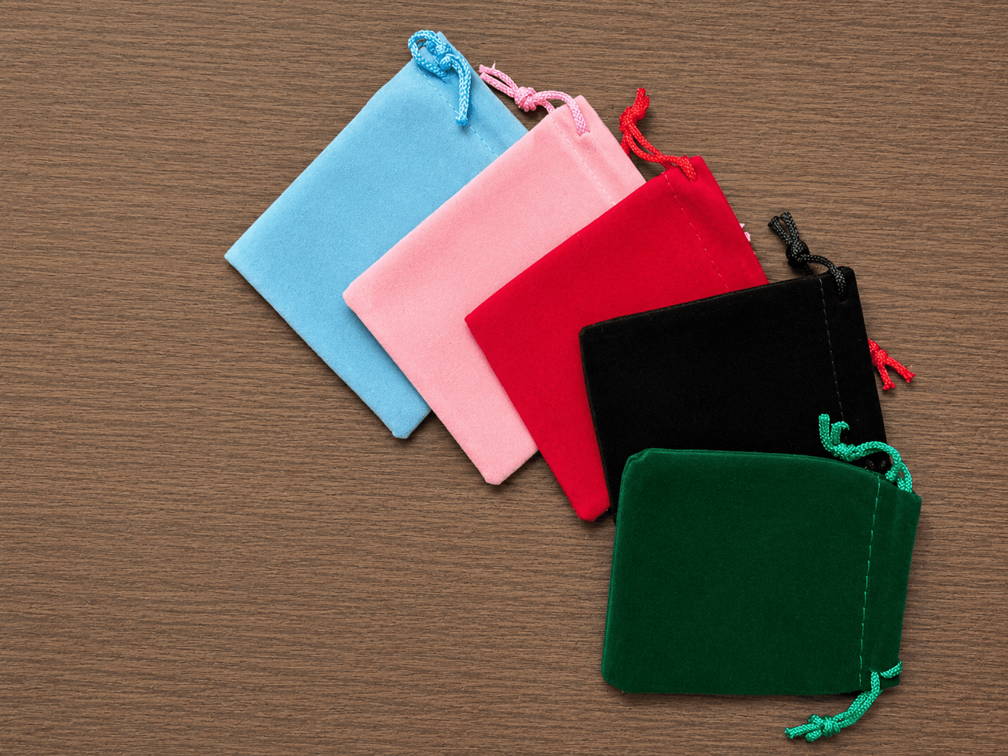Sachet en suède avec cordon – 9,1 × 7,1 cm - 1,00$ l’unité - Enchantement et Sortilèges